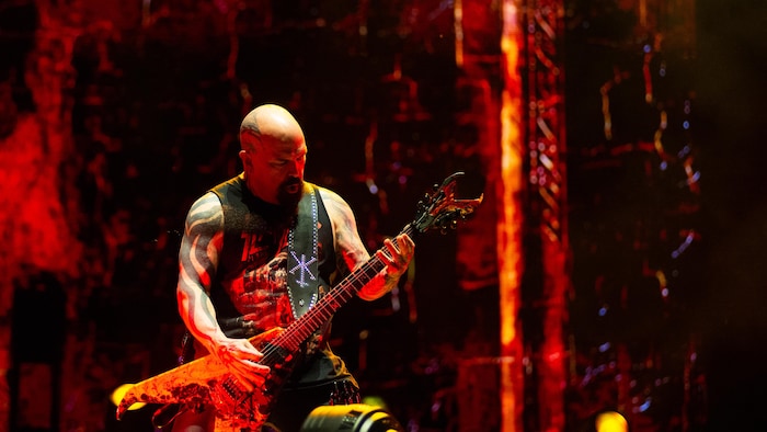 Kerry King joue de la guitare.