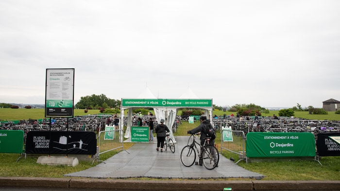Un stationnement à vélos.
