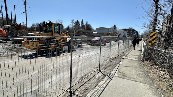 Une zone de travaux sur un viaduc du chemin Sainte-Foy qui surplombe l’A-73.