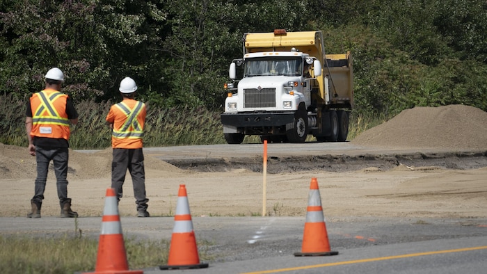 De la machinerie lourde en action pour réparer l'autoroute 40.   