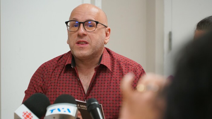 Fernand Thibodeau répond aux questions de journalistes.