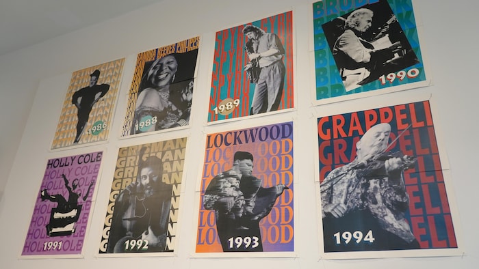 Des affiches de musiciens invitésdatant des années 1986 à 1994.