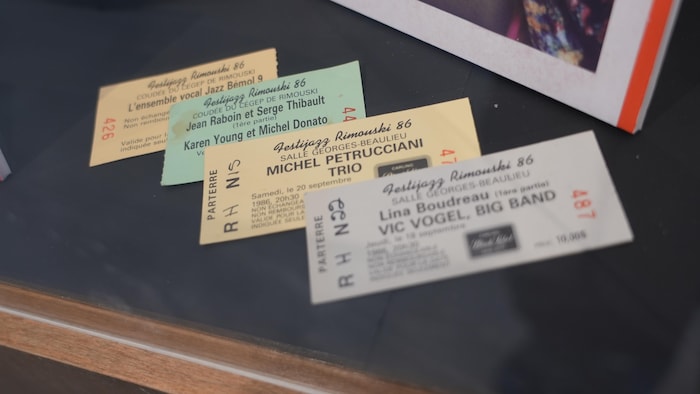 Des billets de spectacles présentés lors de la toute première édition du Festi Jazz de Rimouski.