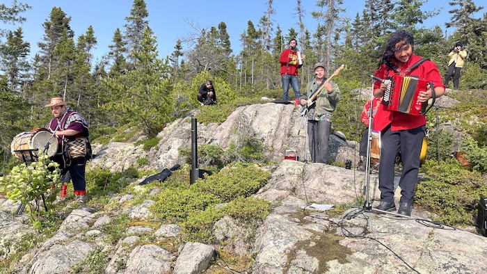 Les artistes s’approprient les scènes extérieures du festival, offrant des performances en symbiose avec la nature.