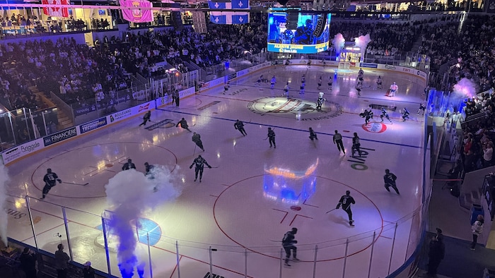 Des joueurs de hockey dans un aréna.