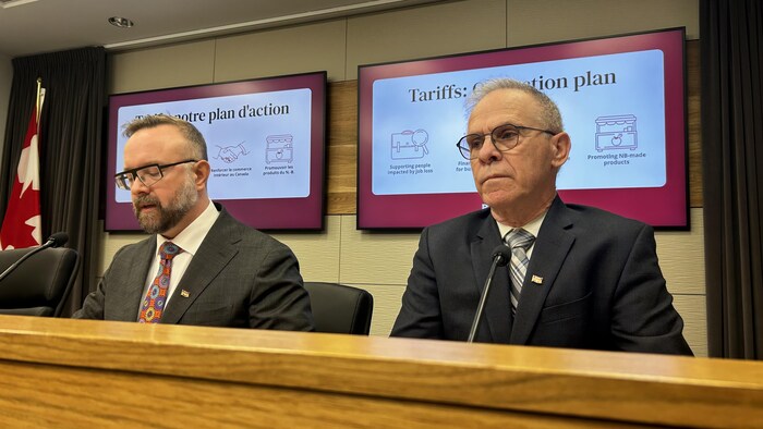 Une photo de Pat Finnigan avec son collègue Luke Randall, lors d'une annonce gouvernementale.