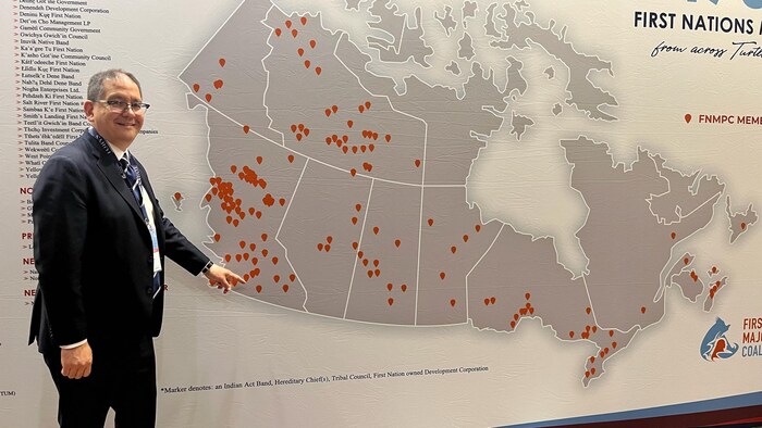 Sur une carte du Canada, Mark Podlasly pointe l’emplacement de la communauté de la Nation Nlaka’pamux.