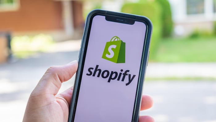 تطبيق منصة ’’شوبيفاي‘‘ للتجارة الإلكترونية باللونيْن الأخضر والأبيض على هاتف محمول.
