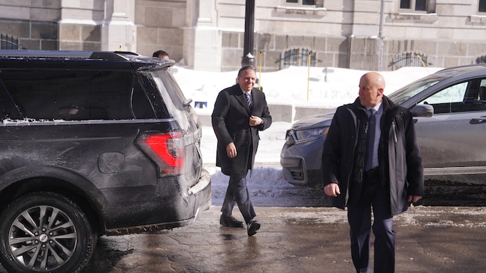 François Legault sortant de sa limousine.