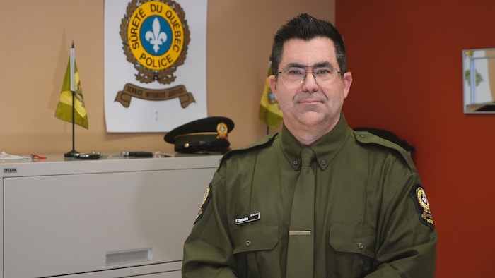 Portrait du porte-parole de la Sûreté du Québec, Frédéric Deshaies, dans son bureau de Rimouski. 