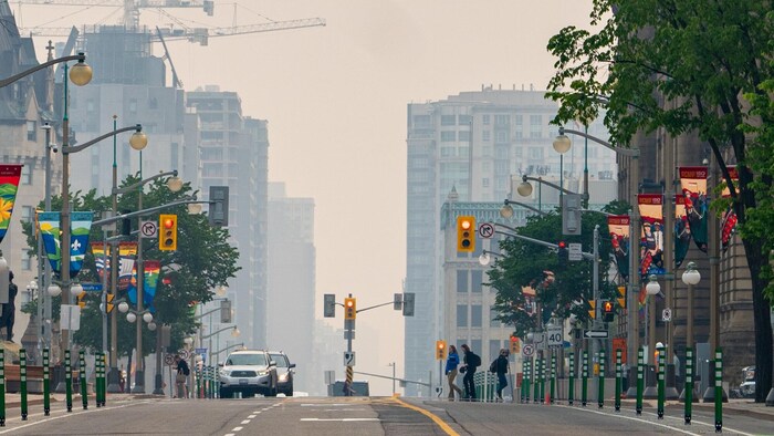 Un paysage montrant le centre-ville d'Ottawa couvert de fumée.