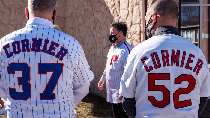 Aux funérailles, des personnes portent des chemises des Expos, des Phillies et des Red Sox avec le nom « Cormier » à l'arrière.