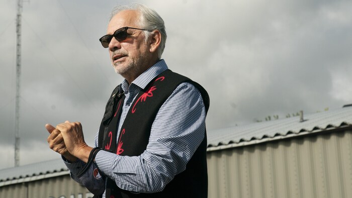 Ghislain Picard se désinfecte les mains.