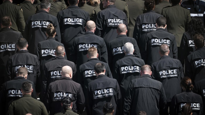 Des policiers en uniforme.