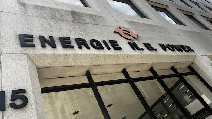 L'entrée principale du siège social d'Énergie NB à Fredericton.