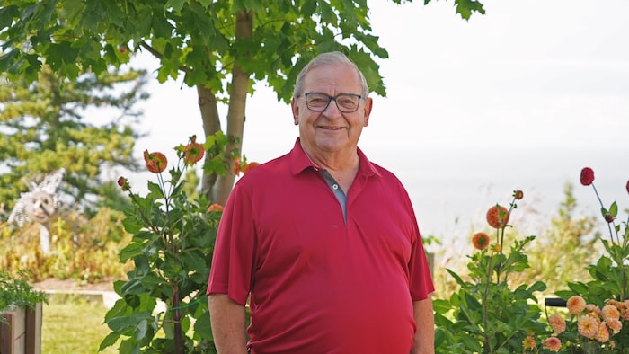 Gérald Beaudry devant le fleuve Saint-Laurent.