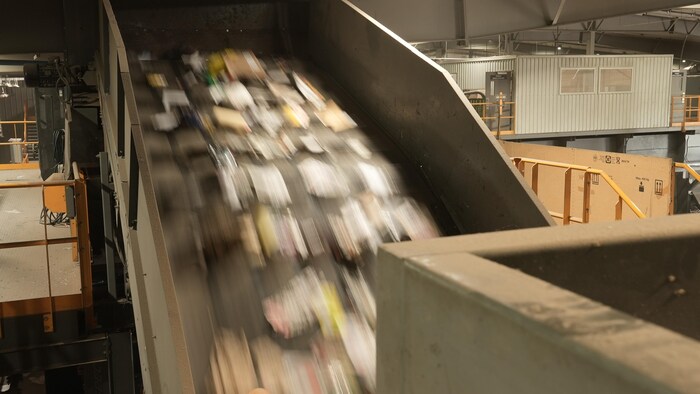 Du recyclage sur un tapis roulant.
