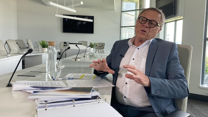 Gilles Lehouillier lors d'une entrevue, derrière un bureau.