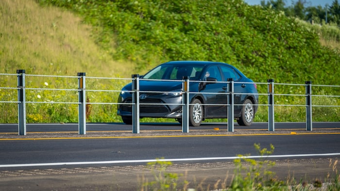 Voiture sur le tronçon de l'autoroute 50 où la glissière est installée.