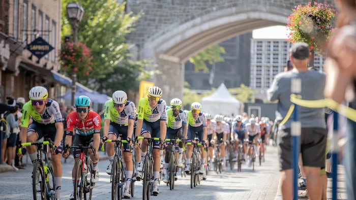 Le peloton sur la rue Saint-Jean.