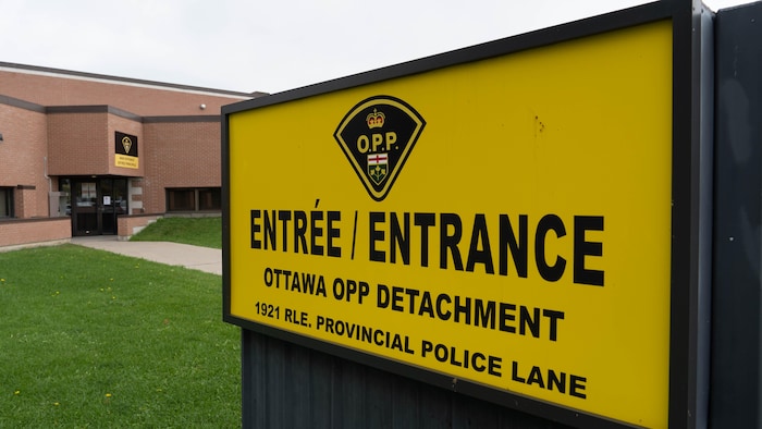 Affiche devant le détachement d'Ottawa de la Police provinciale de l'Ontario.