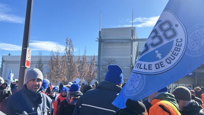 Des personnes rassemblées avec des drapeaux.