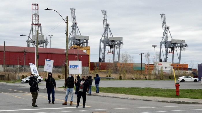 Port de Montréal : les débardeurs demandent au Tribunal d