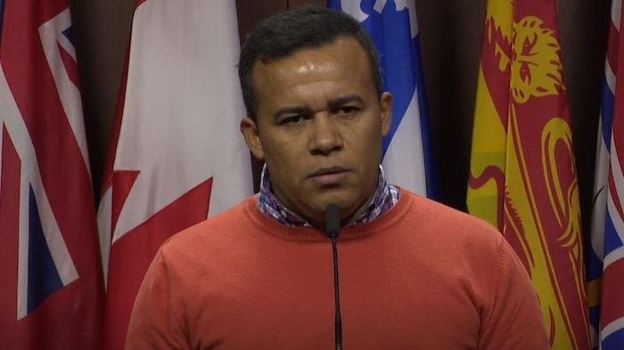 Un homme (Elvin Hernandez) lors d'une conférence de presse à Ottawa le mardi 24 octobre 2023.