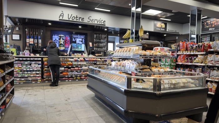 Des présentoirs remplis de nourriture dans un dépanneur.