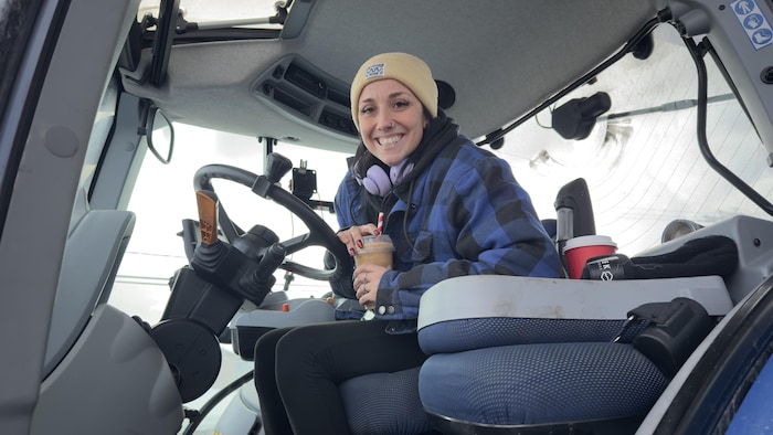 Marie Lou Fournier dans son camion.