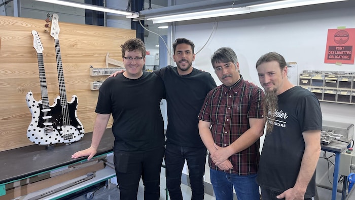 Vincent Cléroux, Simon Godin, Daniel Fiocco et Patrick Mercier se tiennent à côté de la guitare de Khn de Poitrine.