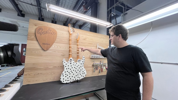 Vincent Cléroux présente le dos de la guitare-basse.
