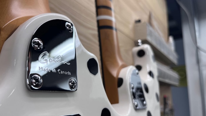 Une plaque portant le logo de Godin et l'inscription « made in Canada ».