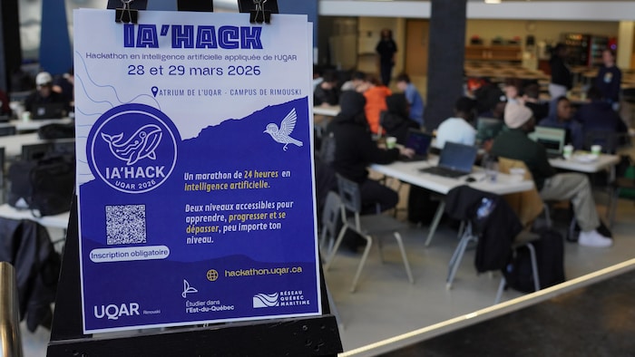 L'affiche du Hackaton sur le thème de l'intelligence artificielle, devant une salle d'étudiants.
