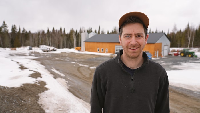Bruno Potvin devant le bâtiment principal de sa cabane à sucre.