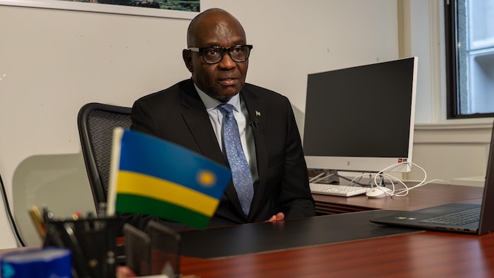 Prosper Higiro à son bureau.