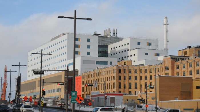 Le chantier du nouveau complexe hospitalier sur le site de l’Hôpital de l’Enfant-Jésus, en hiver.