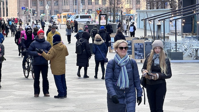 Des Finlandais déambulent dans la rue.
