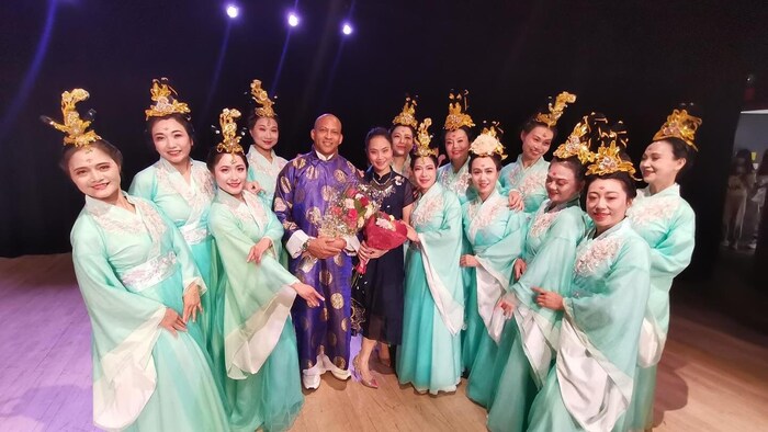 Julio Hong con miembros de la Troupe artistique Phoenix de Montreal.