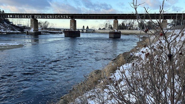 Le pont de la rivière Rimouski où l'on peut lire Je rêve d'un lendemain.