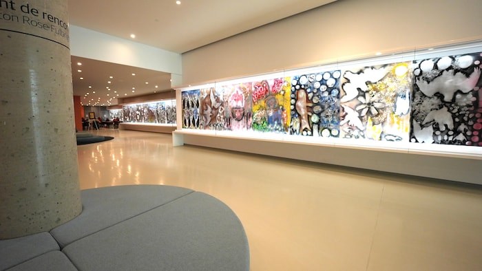 Dans un long corridor, les trois parties de l'œuvre sont présentées sur une même ligne, en trois sections. Des bancs sont placés à l'avant. 