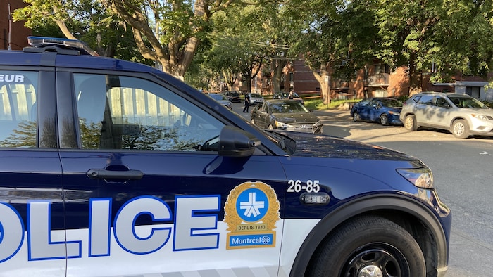 Une voiture de police est stationnée à Montréal.