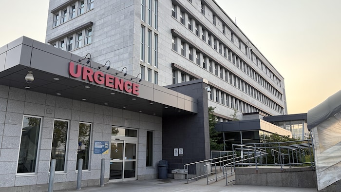 Entrée du département d'urgence de l'hôpital du Lac-Mégantic. 