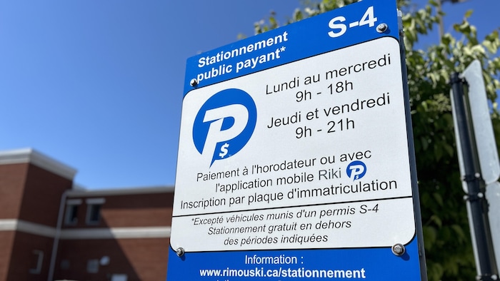 Un panneau au centre-ville de Rimouski où on peut lire les modalités du stationnement public payant.