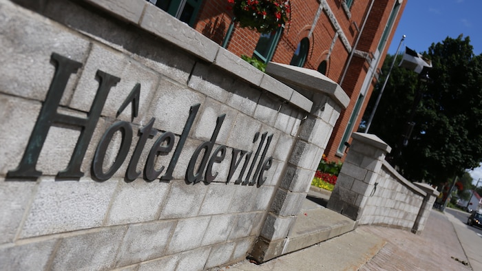 Plan rapproché du muret situé devant la façade principale de l’hôtel de ville de Lévis.
