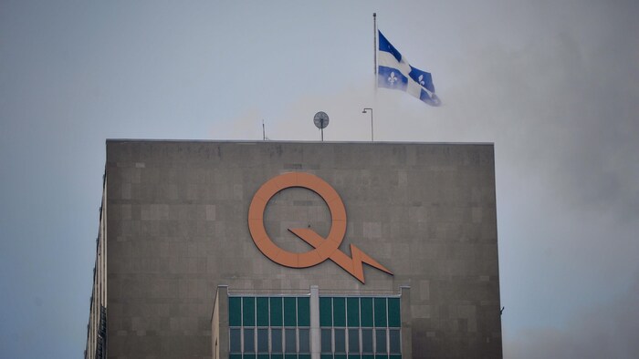 Une bâtisse d'Hydro-Québec avec le logo à l'avant.