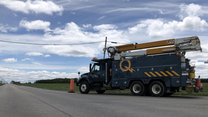 Un camion d'Hydro-Québec arrêté près d'une route.