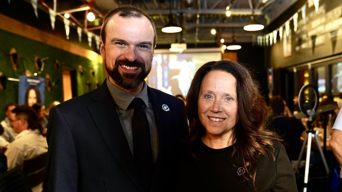 Gabriel Pallotta et Sylvie Tanguay, tous deux souriants.