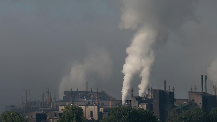 De la fumée s'élève au-dessus de l'usine Rio Tinto Fer et Titane de Sorel-Tracy.