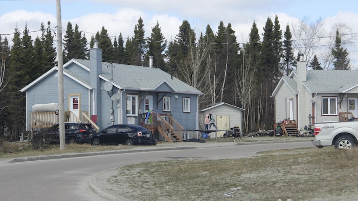 Une rue d'Opitciwan avec des maisons.